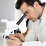 microscopio-ricerca-laboratorio-analisi-by-goodluz-fotolia-1000x667